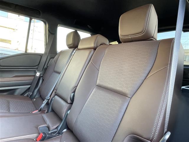 ランドクルーザー２５０ ＶＸファーストエディション　丸目ヘッドライト／アドバンストドライブ／ワンオーナー／サンルーフ／純正ナビ（フルセグＴＶ／ＨＤＭＩ／Ｂｌｕｅｔｏｏｔｈ）／ＪＢＬサウンド／全方位モニター／置くだけ充電／デジタルインナーミラー／茶レザー（19枚目）