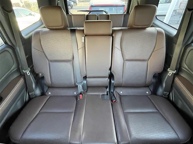 ランドクルーザー２５０ ＶＸファーストエディション　丸目ヘッドライト／アドバンストドライブ／ワンオーナー／サンルーフ／純正ナビ（フルセグＴＶ／ＨＤＭＩ／Ｂｌｕｅｔｏｏｔｈ）／ＪＢＬサウンド／全方位モニター／置くだけ充電／デジタルインナーミラー／茶レザー（21枚目）