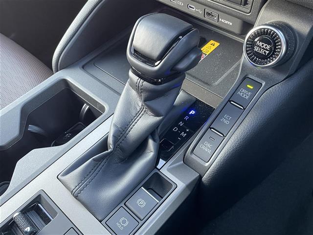 ランドクルーザー２５０ ＶＸファーストエディション　丸目ヘッドライト／アドバンストドライブ／ワンオーナー／サンルーフ／純正ナビ（フルセグＴＶ／ＨＤＭＩ／Ｂｌｕｅｔｏｏｔｈ）／ＪＢＬサウンド／全方位モニター／置くだけ充電／デジタルインナーミラー／茶レザー（32枚目）