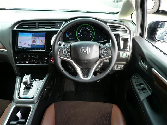 シャトル ハイブリッドZ ホンダセンシング 衝突軽減 レーダークルコン カーテンエアバック LEDライト 前席シートヒーター メモリナビ Bカメラ USB接続 DVD パワーウィンドウ オートライト ナビTV 地デジ ETC スマートキー(8枚目)