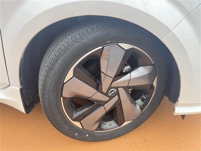 オーラ Ｇ　レザーエディション　ワンオーナ　追突防止　地デジ　２．０ＥＴＣ　横滑り防止　Ｂｌｕｅｔｏｏｔｈ　レーダークルーズ　本革　ＬＥＤ　ドライブレコーダー　インテリジェントキー　キーレスエントリー　オートエアコン　ＡＢＳ　ＩＳＳ（30枚目）