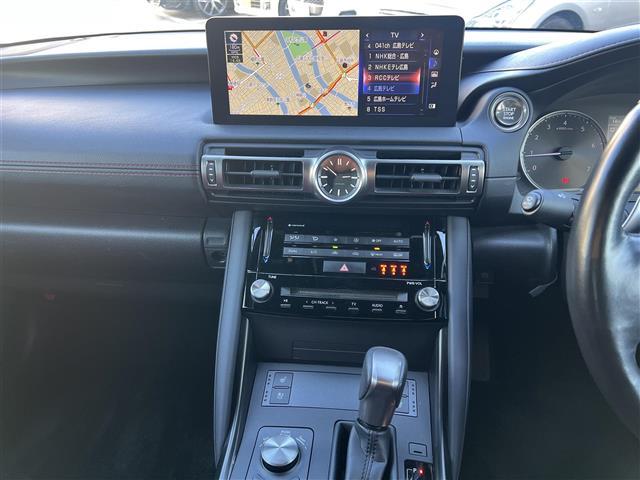 ＩＳ ＩＳ３００　バージョンＬ　ＡＨＢ　ＤＶＤ再生　ムーンルーフ　レザーシート　レーダークルーズ　エアシート　地デジ　Ｂｌｕｅｔｏｏｔｈ　シートヒーター　ＥＴＣ２．０　アイドリングストップ　ＬＥＤヘッドランプ　バックカメラ　ターボ（4枚目）