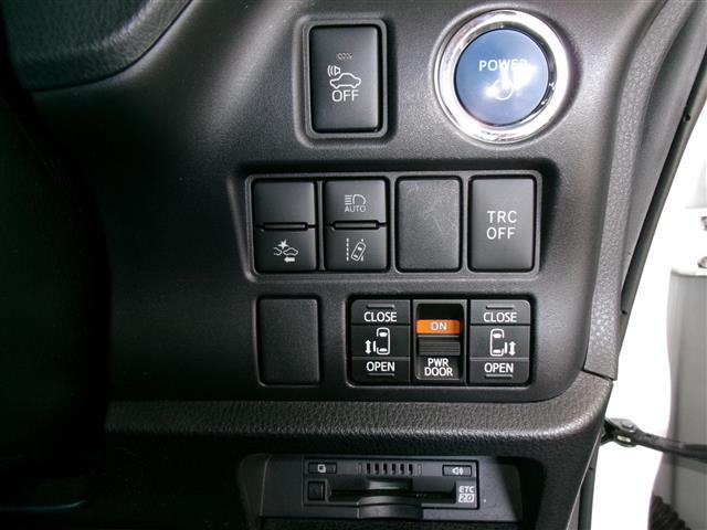 ヴォクシー ハイブリッドZS 煌 BT接続 Wエアコン 車線逸脱警告 衝突被害軽減 バックモニター アイドリングストップ 地デジ オートエアコン SD ナビTV ETC2.0 キーフリー 横滑り防止 3列シート DVD ABS エアロ(4枚目)