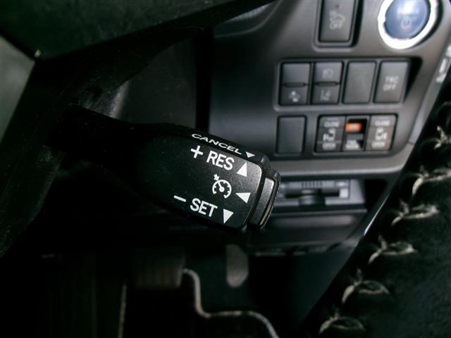 ヴォクシー ハイブリッドZS 煌 BT接続 Wエアコン 車線逸脱警告 衝突被害軽減 バックモニター アイドリングストップ 地デジ オートエアコン SD ナビTV ETC2.0 キーフリー 横滑り防止 3列シート DVD ABS エアロ(5枚目)