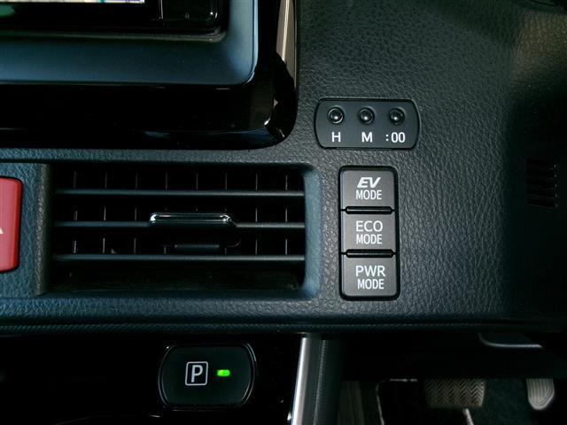 ヴォクシー ハイブリッドZS 煌 BT接続 Wエアコン 車線逸脱警告 衝突被害軽減 バックモニター アイドリングストップ 地デジ オートエアコン SD ナビTV ETC2.0 キーフリー 横滑り防止 3列シート DVD ABS エアロ(6枚目)