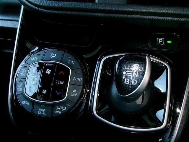 ヴォクシー ハイブリッドZS 煌 BT接続 Wエアコン 車線逸脱警告 衝突被害軽減 バックモニター アイドリングストップ 地デジ オートエアコン SD ナビTV ETC2.0 キーフリー 横滑り防止 3列シート DVD ABS エアロ(7枚目)