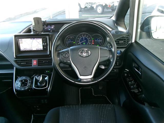 ヴォクシー ハイブリッドZS 煌 BT接続 Wエアコン 車線逸脱警告 衝突被害軽減 バックモニター アイドリングストップ 地デジ オートエアコン SD ナビTV ETC2.0 キーフリー 横滑り防止 3列シート DVD ABS エアロ(8枚目)