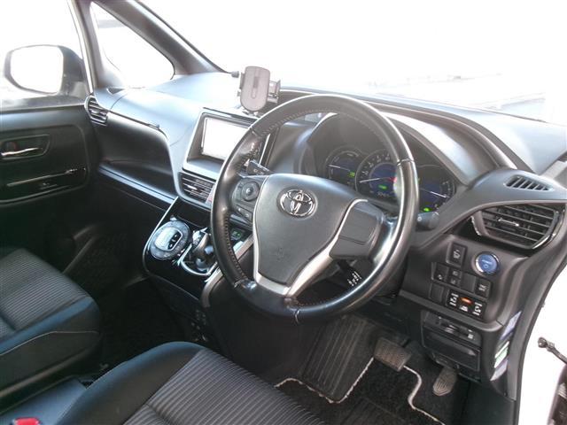 ヴォクシー ハイブリッドZS 煌 BT接続 Wエアコン 車線逸脱警告 衝突被害軽減 バックモニター アイドリングストップ 地デジ オートエアコン SD ナビTV ETC2.0 キーフリー 横滑り防止 3列シート DVD ABS エアロ(9枚目)