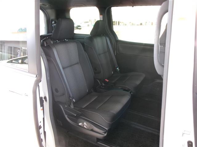 ヴォクシー ハイブリッドZS 煌 BT接続 Wエアコン 車線逸脱警告 衝突被害軽減 バックモニター アイドリングストップ 地デジ オートエアコン SD ナビTV ETC2.0 キーフリー 横滑り防止 3列シート DVD ABS エアロ(11枚目)