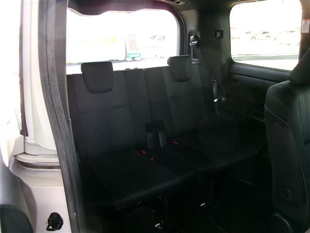 ヴォクシー ハイブリッドZS 煌 BT接続 Wエアコン 車線逸脱警告 衝突被害軽減 バックモニター アイドリングストップ 地デジ オートエアコン SD ナビTV ETC2.0 キーフリー 横滑り防止 3列シート DVD ABS エアロ(13枚目)