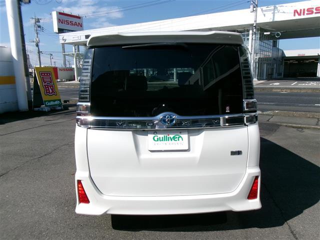 ヴォクシー ハイブリッドZS 煌 BT接続 Wエアコン 車線逸脱警告 衝突被害軽減 バックモニター アイドリングストップ 地デジ オートエアコン SD ナビTV ETC2.0 キーフリー 横滑り防止 3列シート DVD ABS エアロ(15枚目)