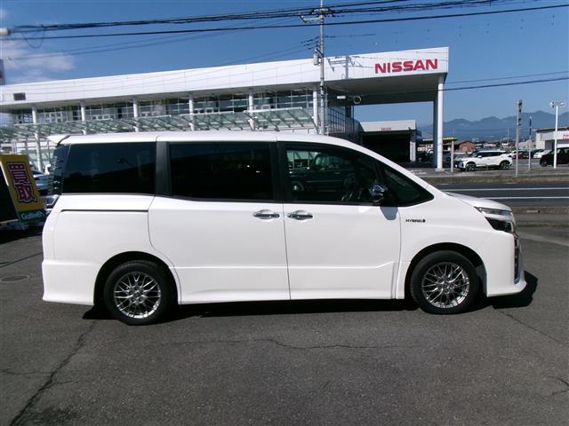 ヴォクシー ハイブリッドZS 煌 BT接続 Wエアコン 車線逸脱警告 衝突被害軽減 バックモニター アイドリングストップ 地デジ オートエアコン SD ナビTV ETC2.0 キーフリー 横滑り防止 3列シート DVD ABS エアロ(16枚目)