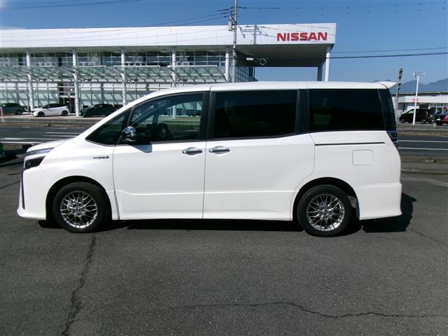 ヴォクシー ハイブリッドZS 煌 BT接続 Wエアコン 車線逸脱警告 衝突被害軽減 バックモニター アイドリングストップ 地デジ オートエアコン SD ナビTV ETC2.0 キーフリー 横滑り防止 3列シート DVD ABS エアロ(17枚目)