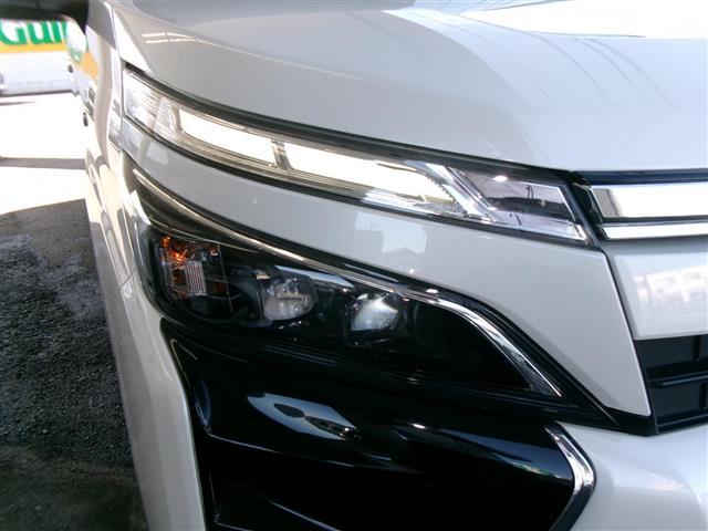 ヴォクシー ハイブリッドZS 煌 BT接続 Wエアコン 車線逸脱警告 衝突被害軽減 バックモニター アイドリングストップ 地デジ オートエアコン SD ナビTV ETC2.0 キーフリー 横滑り防止 3列シート DVD ABS エアロ(18枚目)