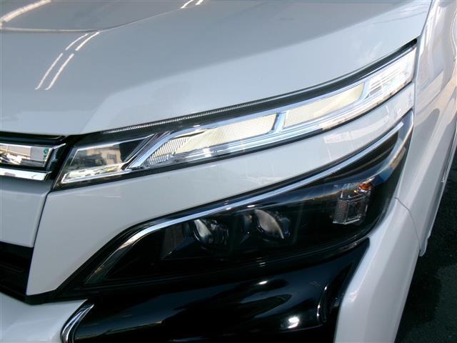 ヴォクシー ハイブリッドZS 煌 BT接続 Wエアコン 車線逸脱警告 衝突被害軽減 バックモニター アイドリングストップ 地デジ オートエアコン SD ナビTV ETC2.0 キーフリー 横滑り防止 3列シート DVD ABS エアロ(19枚目)