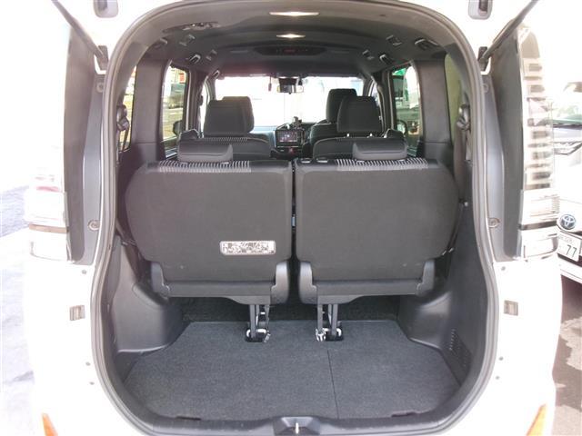 ヴォクシー ハイブリッドZS 煌 BT接続 Wエアコン 車線逸脱警告 衝突被害軽減 バックモニター アイドリングストップ 地デジ オートエアコン SD ナビTV ETC2.0 キーフリー 横滑り防止 3列シート DVD ABS エアロ(21枚目)