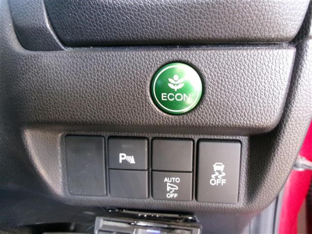 フィット １３Ｇ・Ｆパッケージ　ブルートゥース　ワンオーナー車　ＬＥＤライト　ＤＶＤ再生可能　スマ－トキ－　Ａライト　ＶＳＡ　ＥＴＣ付き　地デジＴＶ　助手席エアバッグ　メモリーナビ　Ｒカメラ　オートエアコン　エアバック　ＰＳ　Ｄレコ（8枚目）