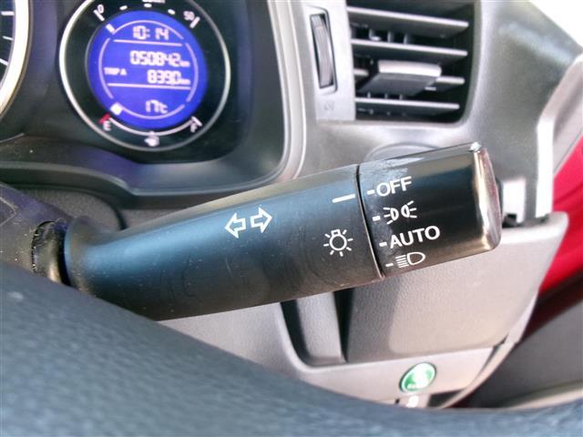 フィット １３Ｇ・Ｆパッケージ　ブルートゥース　ワンオーナー車　ＬＥＤライト　ＤＶＤ再生可能　スマ－トキ－　Ａライト　ＶＳＡ　ＥＴＣ付き　地デジＴＶ　助手席エアバッグ　メモリーナビ　Ｒカメラ　オートエアコン　エアバック　ＰＳ　Ｄレコ（10枚目）