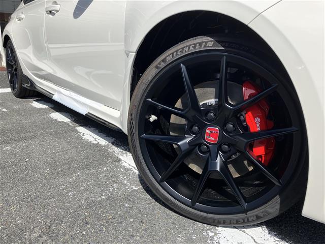 シビック タイプＲ　登録済未使用車　ホンダセンシング　ホンダコネクトディスプレイ　バックカメラ　Ｂｌｕｅｔｏｏｔｈ　フルセグＴＶ　ＡｐｐｌｅＣａｒＰｌａｙ　ＡｎｄｒｏｉｄＡｕｔｏ　スマートキー　プッシュスタート　ＥＴＣ（11枚目）