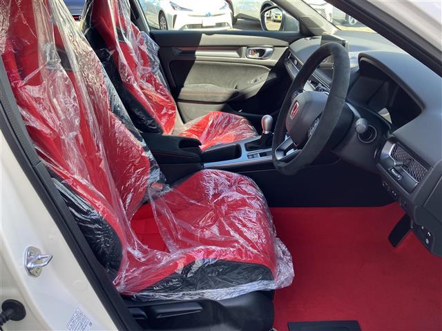 シビック タイプＲ　登録済未使用車　ホンダセンシング　ホンダコネクトディスプレイ　バックカメラ　Ｂｌｕｅｔｏｏｔｈ　フルセグＴＶ　ＡｐｐｌｅＣａｒＰｌａｙ　ＡｎｄｒｏｉｄＡｕｔｏ　スマートキー　プッシュスタート　ＥＴＣ（34枚目）