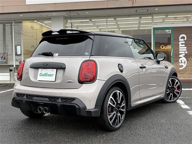 ＭＩＮＩ ジョンクーパーワークス　インテリジェントセーフティ　純正ディスプレイオーディオ　バックガイドカメラ　ＡｐｐｌｅＣａｒＰｌａｙ　ＡｎｄｒｏｉｄＡｕｔｏ　Ｂｌｕｅｔｏｏｔｈ　コーナーセンサー　ＨＵＤ　パドルシフト　ミラー型ＥＴＣ（3枚目）