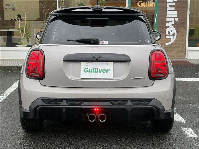 ＭＩＮＩ ジョンクーパーワークス　インテリジェントセーフティ　純正ディスプレイオーディオ　バックガイドカメラ　ＡｐｐｌｅＣａｒＰｌａｙ　ＡｎｄｒｏｉｄＡｕｔｏ　Ｂｌｕｅｔｏｏｔｈ　コーナーセンサー　ＨＵＤ　パドルシフト　ミラー型ＥＴＣ（5枚目）