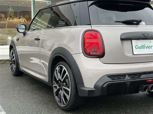 ＭＩＮＩ ジョンクーパーワークス　インテリジェントセーフティ　純正ディスプレイオーディオ　バックガイドカメラ　ＡｐｐｌｅＣａｒＰｌａｙ　ＡｎｄｒｏｉｄＡｕｔｏ　Ｂｌｕｅｔｏｏｔｈ　コーナーセンサー　ＨＵＤ　パドルシフト　ミラー型ＥＴＣ（10枚目）