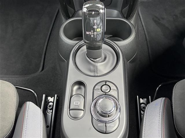 ＭＩＮＩ ジョンクーパーワークス　インテリジェントセーフティ　純正ディスプレイオーディオ　バックガイドカメラ　ＡｐｐｌｅＣａｒＰｌａｙ　ＡｎｄｒｏｉｄＡｕｔｏ　Ｂｌｕｅｔｏｏｔｈ　コーナーセンサー　ＨＵＤ　パドルシフト　ミラー型ＥＴＣ（29枚目）