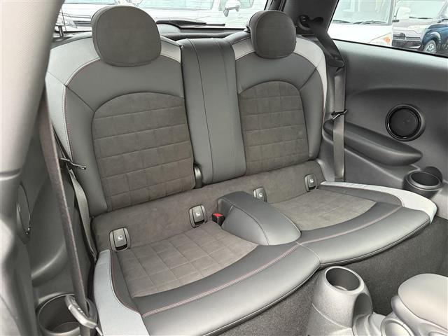 ＭＩＮＩ ジョンクーパーワークス　インテリジェントセーフティ　純正ディスプレイオーディオ　バックガイドカメラ　ＡｐｐｌｅＣａｒＰｌａｙ　ＡｎｄｒｏｉｄＡｕｔｏ　Ｂｌｕｅｔｏｏｔｈ　コーナーセンサー　ＨＵＤ　パドルシフト　ミラー型ＥＴＣ（35枚目）