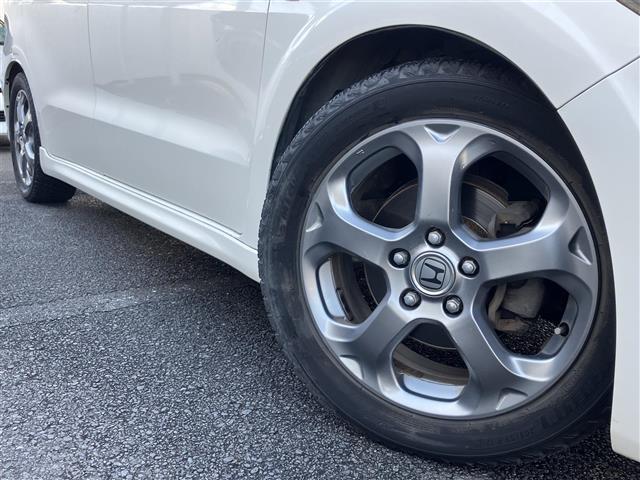 ストリーム RSZ 純正ナビ Bカメラ HIDヘッドライト フォグライト  パドルシフト ステアリングスイッチ HDDナビエディション ETC付 キーレスエントリーキー デュアルエアバッグ リアカメラ DVD ナビ(9枚目)