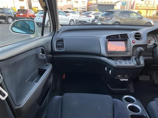 ストリーム RSZ 純正ナビ Bカメラ HIDヘッドライト フォグライト  パドルシフト ステアリングスイッチ HDDナビエディション ETC付 キーレスエントリーキー デュアルエアバッグ リアカメラ DVD ナビ(11枚目)