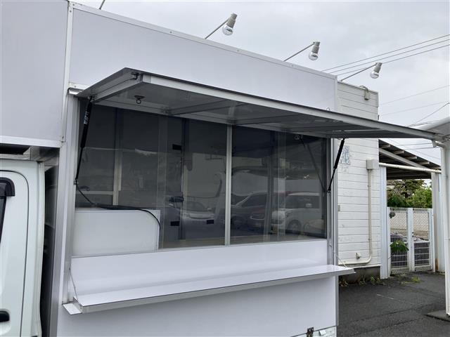 キャリイトラック 8ナンバー キッチンカー フレンチトラック仕様 外部電源 シンク×3 蛇口×3 冷蔵庫 給水ポンプ 給水タンク 排水タンク 室内灯 換気扇 コンセント×3 フローリング レジスター(8枚目)