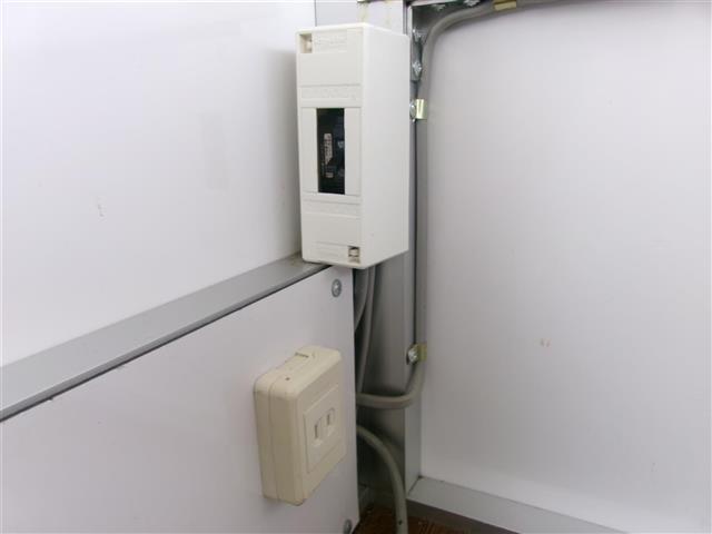 キャリイトラック 8ナンバー キッチンカー フレンチトラック仕様 外部電源 シンク×3 蛇口×3 冷蔵庫 給水ポンプ 給水タンク 排水タンク 室内灯 換気扇 コンセント×3 フローリング レジスター(20枚目)