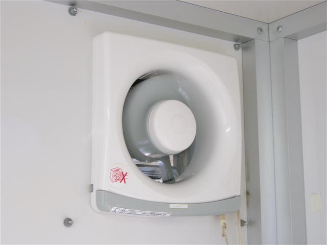 キャリイトラック 8ナンバー キッチンカー フレンチトラック仕様 外部電源 シンク×3 蛇口×3 冷蔵庫 給水ポンプ 給水タンク 排水タンク 室内灯 換気扇 コンセント×3 フローリング レジスター(22枚目)