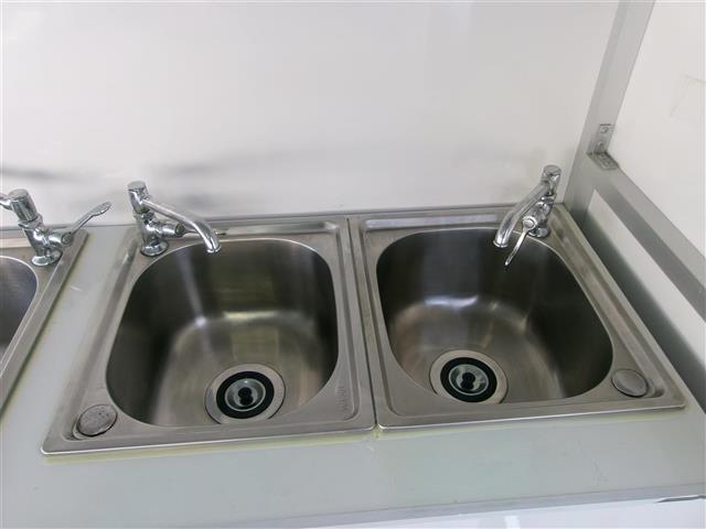 キャリイトラック 8ナンバー キッチンカー フレンチトラック仕様 外部電源 シンク×3 蛇口×3 冷蔵庫 給水ポンプ 給水タンク 排水タンク 室内灯 換気扇 コンセント×3 フローリング レジスター(27枚目)