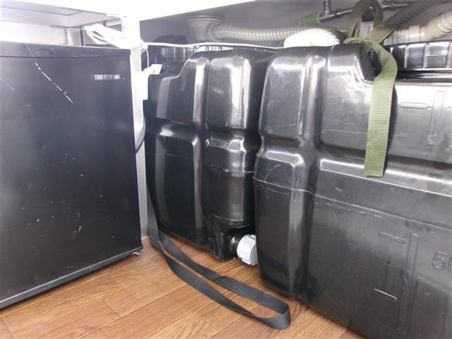 キャリイトラック 8ナンバー キッチンカー フレンチトラック仕様 外部電源 シンク×3 蛇口×3 冷蔵庫 給水ポンプ 給水タンク 排水タンク 室内灯 換気扇 コンセント×3 フローリング レジスター(29枚目)