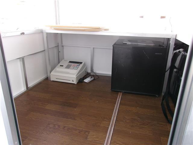 キャリイトラック 8ナンバー キッチンカー フレンチトラック仕様 外部電源 シンク×3 蛇口×3 冷蔵庫 給水ポンプ 給水タンク 排水タンク 室内灯 換気扇 コンセント×3 フローリング レジスター(33枚目)