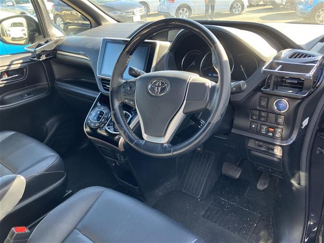 エスクァイア ハイブリッドＧｉ　ブラックテーラード　ブルートゥースオーディオ　オートＬＥＤ　ＬＤＡ　オートライト　アイドリングストップ　地デジＴＶ　スマートキー　ナビ＆ＴＶ　ＬＥＤヘッド　キーレス　ＥＴＣ　ドラレコ　メモリーナビ　シートヒーター　ＤＶＤ（2枚目）