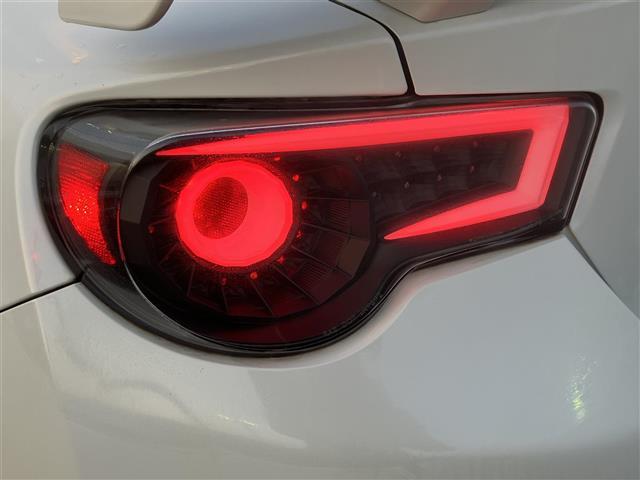 86 GTリミテッド TRDエアロ 社外マフラー TEIN車高調 レイズ18インチAW 純正ナビ ドライブレコーダー シートヒーター 革巻ステアリング クルーズコントロール 革巻きステアリング ステアリングスイッチ エアロ(9枚目)