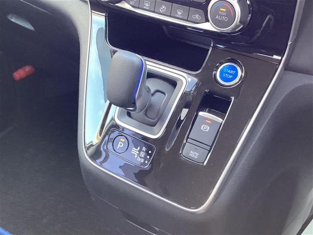 セレナ ｅ－パワー　ハイウェイスターＶ　３６０°カメラ　エマジェンシーブレーキ　ＤＶＤ再生機能　ブルートゥース　地デジ　ミュージックプレイヤー接続可　ＵＳＢ入力　３列シート　ウォークスルー　Ｗエアコン　Ａライト　横滑り防止機能　寒冷地仕様（9枚目）