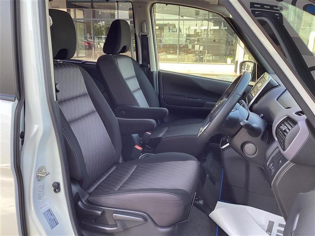 セレナ ｅ－パワー　ハイウェイスターＶ　３６０°カメラ　エマジェンシーブレーキ　ＤＶＤ再生機能　ブルートゥース　地デジ　ミュージックプレイヤー接続可　ＵＳＢ入力　３列シート　ウォークスルー　Ｗエアコン　Ａライト　横滑り防止機能　寒冷地仕様（18枚目）