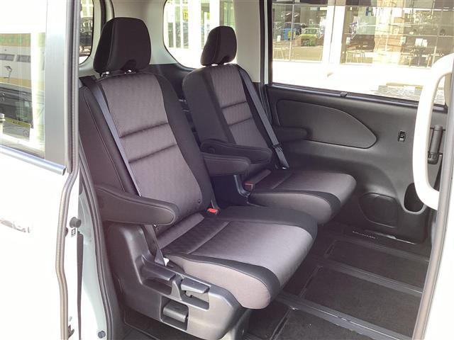 セレナ ｅ－パワー　ハイウェイスターＶ　３６０°カメラ　エマジェンシーブレーキ　ＤＶＤ再生機能　ブルートゥース　地デジ　ミュージックプレイヤー接続可　ＵＳＢ入力　３列シート　ウォークスルー　Ｗエアコン　Ａライト　横滑り防止機能　寒冷地仕様（21枚目）