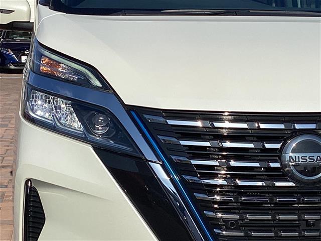 セレナ ｅ－パワー　ハイウェイスターＶ　３６０°カメラ　エマジェンシーブレーキ　ＤＶＤ再生機能　ブルートゥース　地デジ　ミュージックプレイヤー接続可　ＵＳＢ入力　３列シート　ウォークスルー　Ｗエアコン　Ａライト　横滑り防止機能　寒冷地仕様（35枚目）