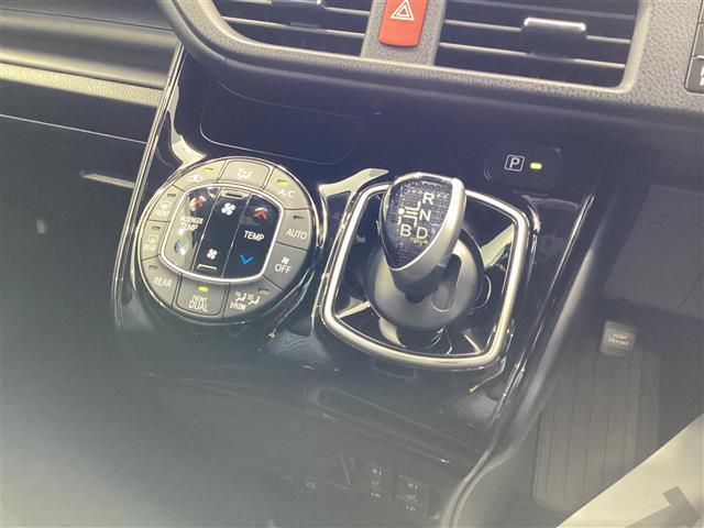 ヴォクシー ハイブリッドZS 左オートスライド LDA プリクラッシュ スマキー テレビ オートエアコン Wエアコン アイドリングストップ ETC車載器 イモビ LEDヘッドライ VSC 地デジ エアバック 両席エアバック ABS(5枚目)