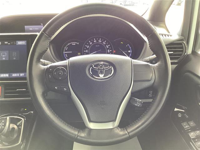 ヴォクシー ハイブリッドZS 左オートスライド LDA プリクラッシュ スマキー テレビ オートエアコン Wエアコン アイドリングストップ ETC車載器 イモビ LEDヘッドライ VSC 地デジ エアバック 両席エアバック ABS(6枚目)