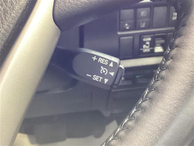 ヴォクシー ハイブリッドZS 左オートスライド LDA プリクラッシュ スマキー テレビ オートエアコン Wエアコン アイドリングストップ ETC車載器 イモビ LEDヘッドライ VSC 地デジ エアバック 両席エアバック ABS(8枚目)