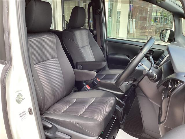 ヴォクシー ハイブリッドZS 左オートスライド LDA プリクラッシュ スマキー テレビ オートエアコン Wエアコン アイドリングストップ ETC車載器 イモビ LEDヘッドライ VSC 地デジ エアバック 両席エアバック ABS(12枚目)