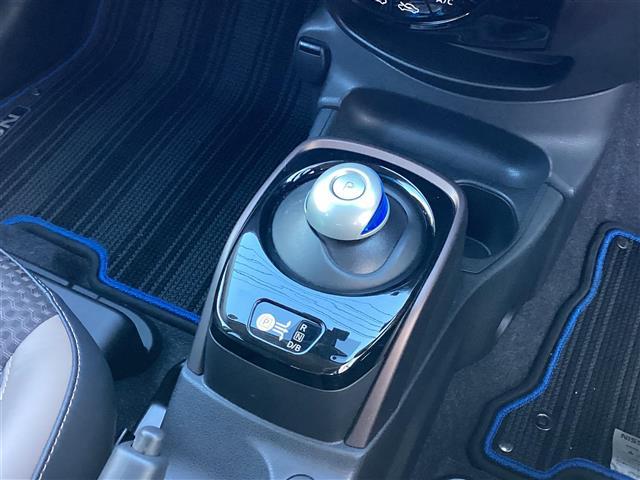 ノート e-パワー メダリスト FOUR 寒冷地仕様 地デジ 切替4WD 全周囲モニター クルコン ナビTV AUX 衝突被害軽減ブレーキ レーンアシスト エアバッグ ETC 横滑り防止装置 ドライブレコーダー スマートキー DVD キーレス(11枚目)