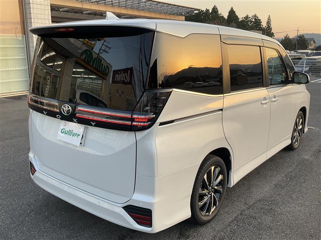 ヴォクシー S-Z 登録済み未使用車 車検令和10年10月 両側パワースライドドア純正LEDヘッドライトデジタルインナーミラー10.5インチディスプレイTVBluetooth合成皮革+ファブリックシート前席快適温熱シート(9枚目)