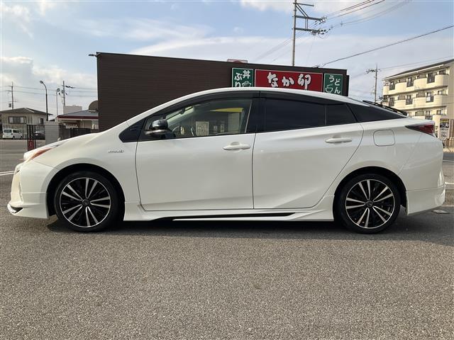 プリウス Ｓ　モデリスタエアロキット　純正９インチナビ　Ｂｌｕｅｔｏｏｔｈ　ＤＶＤ　フルセグテレビ　バックカメラ　前ドライブレコーダー　社外コンビハンドル　クラッツィオシートカバー　社外１７インチアルミホイール（5枚目）